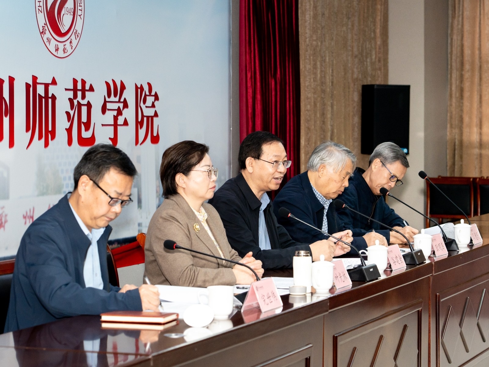 参会专家.jpg 参会专家.jpg