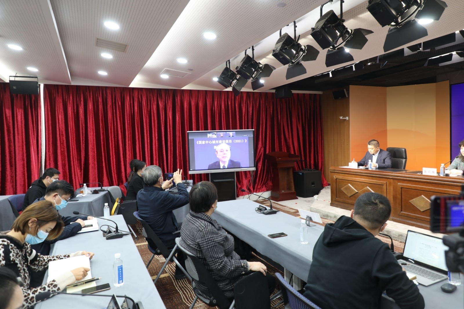 郑州师范学院国家中心城市研究院首席专家、蓝皮书执行主编陈耀教授发布皮书主要成果.JPG 郑州师范学院国家中心城市研究院首席专家、蓝皮书执行主编陈耀教授发布皮书主要成果.JPG